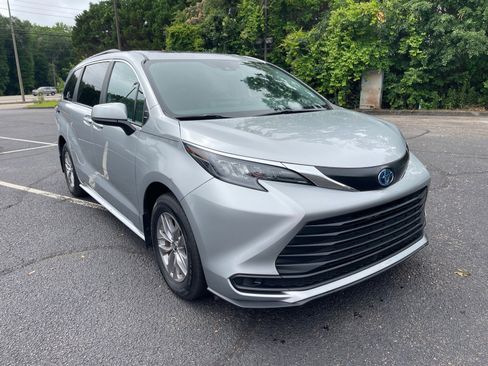 Used 2025 Toyota Sienna LE w/ LE Plus Package FWD image 1