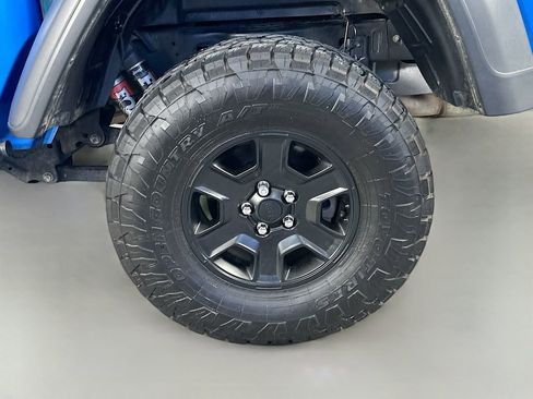 Used 2023 Jeep Gladiator Mojave AWD/4WD image 33