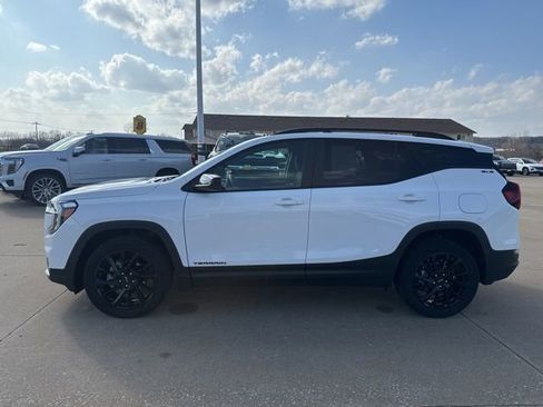 Used 2023 GMC Terrain SLE w/ Driver Convenience Package image 6