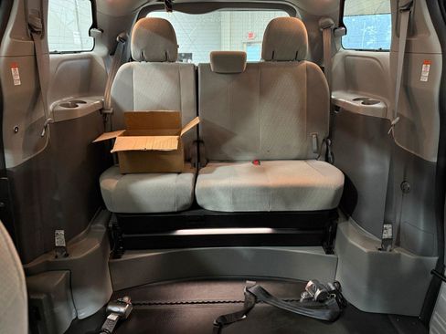 Used 2019 Toyota Sienna LE FWD image 23