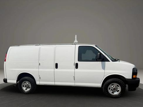 Used 2021 GMC Savana 2500 w/ Driver Convenience Package RWD image 4