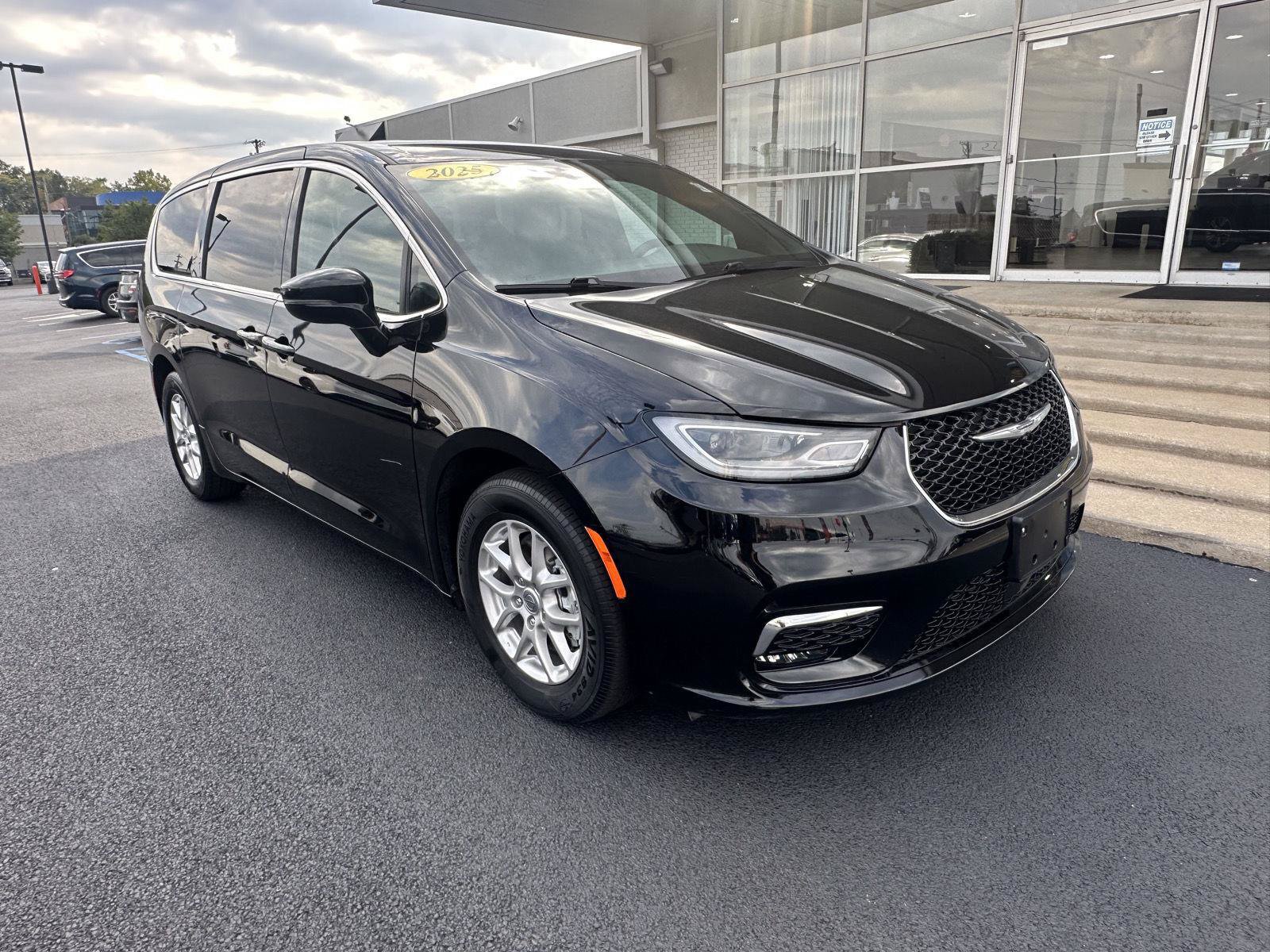 Used 2025 Chrysler Pacifica Select FWD image 3