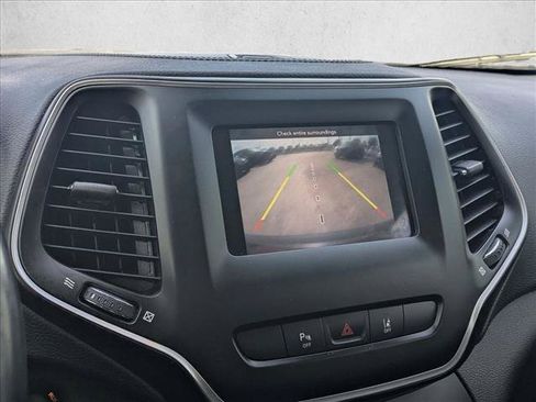 Used 2021 Jeep Cherokee Latitude Plus FWD image 8