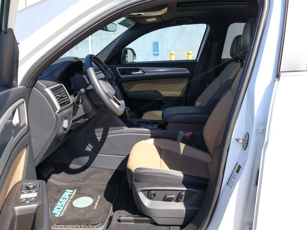 Used 2023 Volkswagen Atlas Cross Sport SE w/ Panoramic Sunroof Package FWD image 12