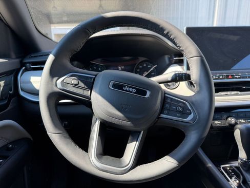 Used 2025 Jeep Compass Limited image 29