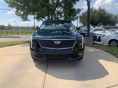 Used 2024 Cadillac XT4 Luxury w/ Cold Weather Package FWD image 17