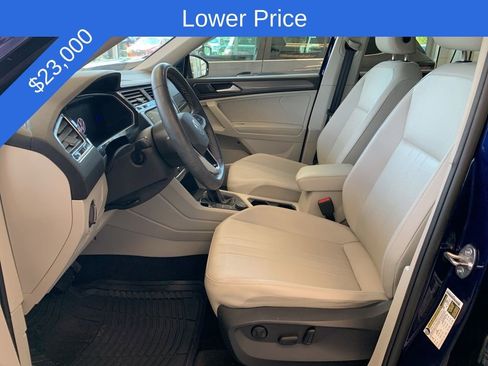 Used 2023 Volkswagen Tiguan SE w/ Panoramic Sunroof Package image 3