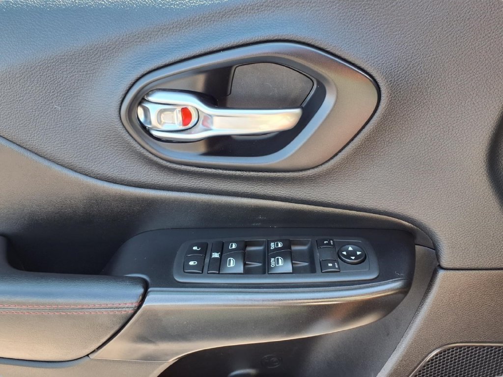 Used 2019 Jeep Cherokee Trailhawk w/ Comfort/Convenience Group AWD/4WD image 19