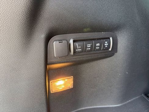 Used 2018 Ford Explorer Platinum image 16