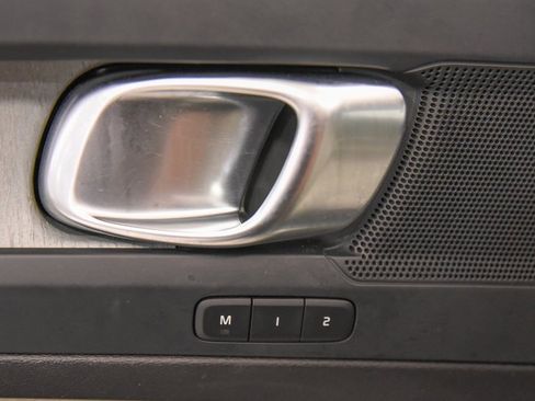 Used 2024 Volvo XC40 B5 Plus image 18