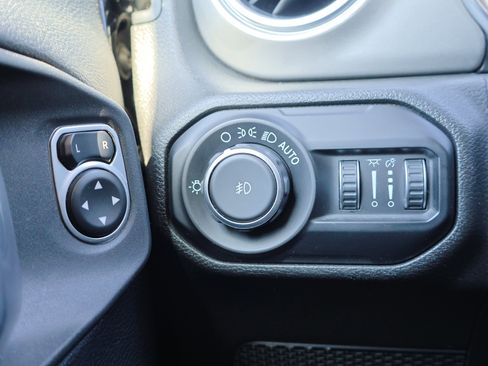 Used 2019 Jeep Wrangler Unlimited Sahara image 19