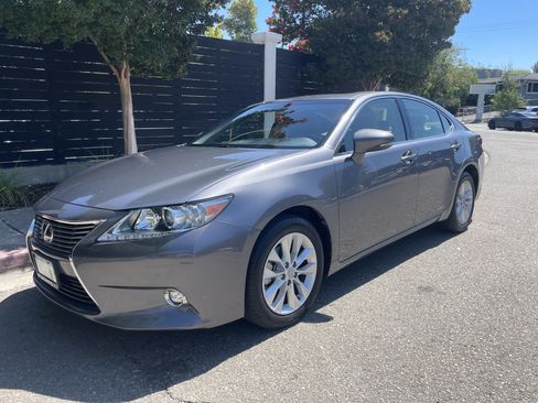 Used 2015 Lexus ES 300h w/ Navigation System Package FWD image 17