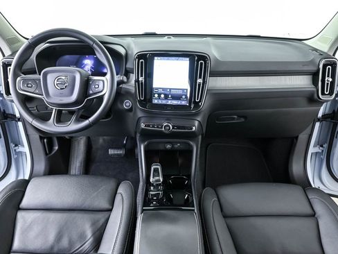 Used 2025 Volvo XC40 B5 Plus AWD/4WD image 19