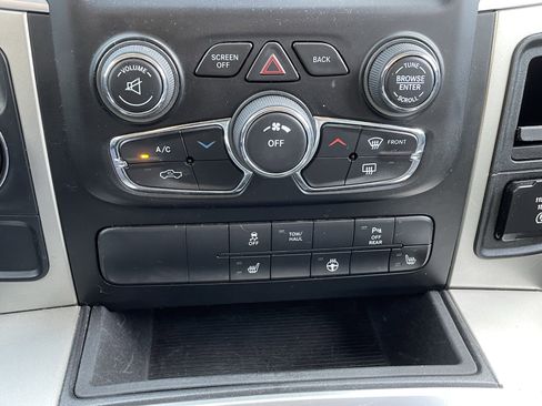 Certified 2020 RAM 1500 Classic SLT w/ Luxury Group image 27