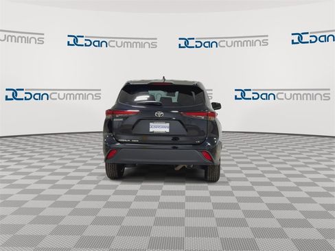 Used 2024 Toyota Highlander LE image 7