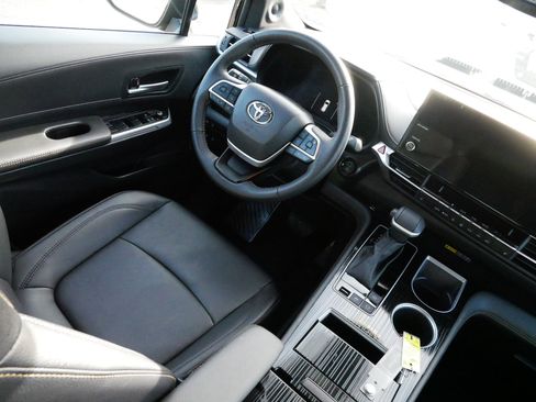 Used 2025 Toyota Sienna XLE Woodland Edition image 9