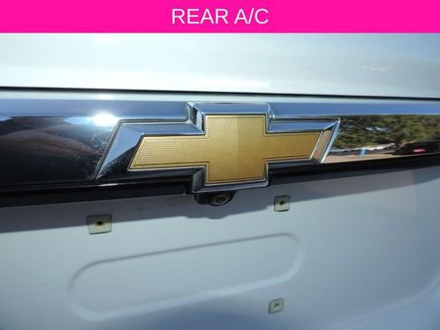 Used 2023 Chevrolet Traverse LT FWD image 19