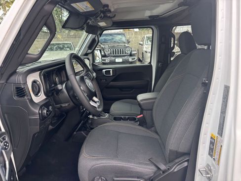 Used 2025 Jeep Wrangler Sahara image 27