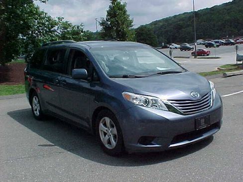 Used 2015 Toyota Sienna LE FWD image 33