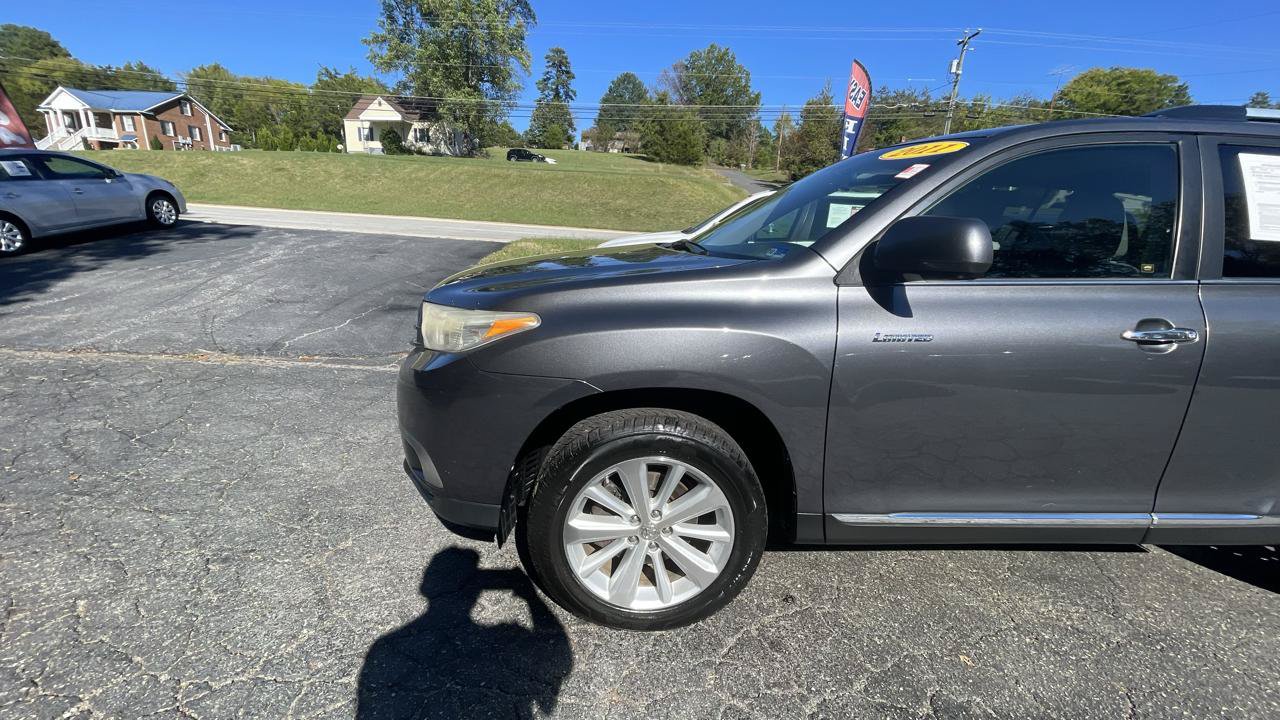 Used 2011 Toyota Highlander Limited w/ Tow Pkg AWD/4WD image 2