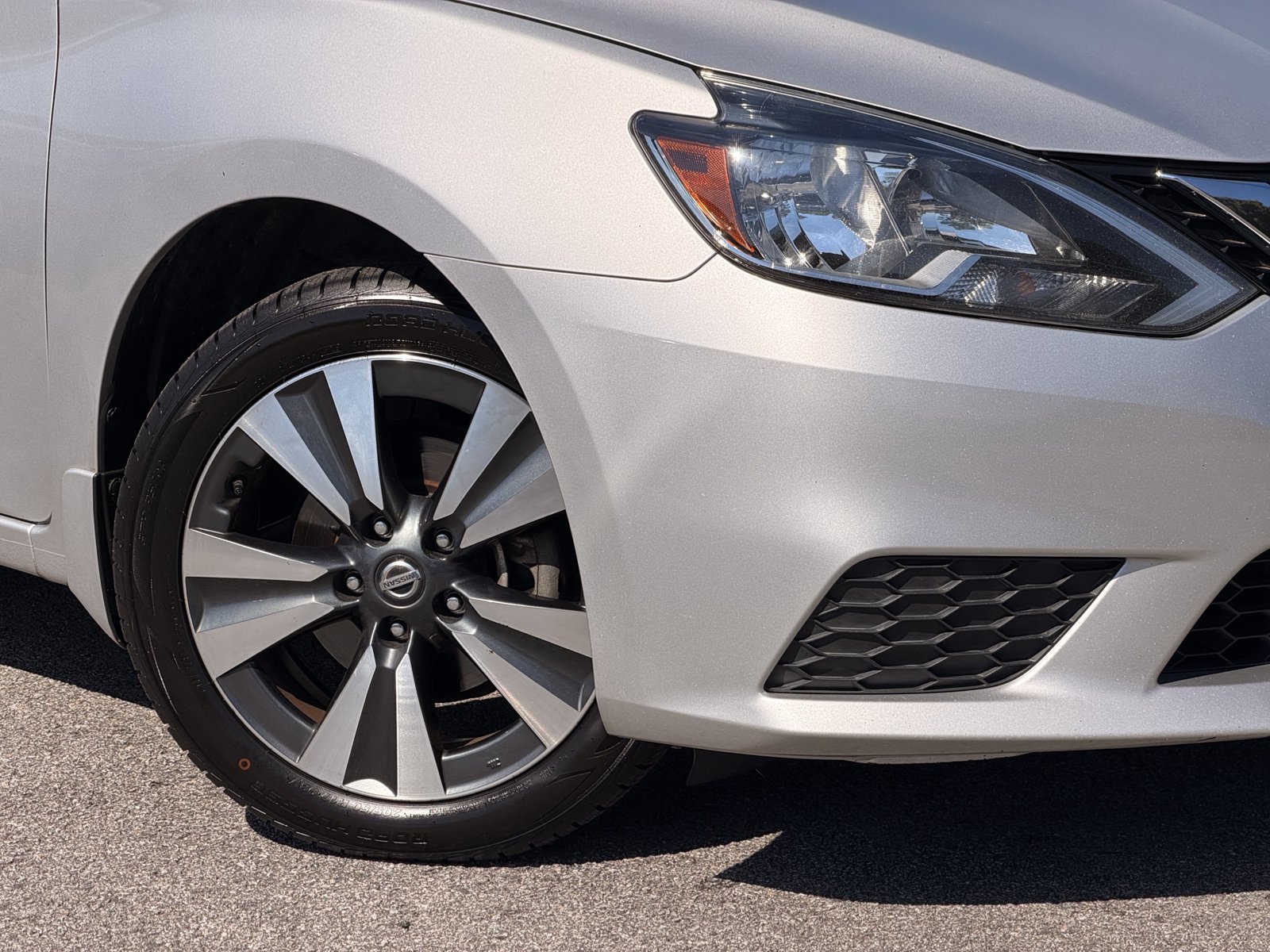 Used 2019 Nissan Sentra SV w/ Special Edition Package FWD image 3