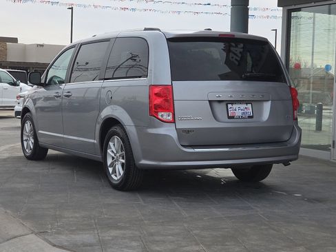 Used 2019 Dodge Grand Caravan SXT w/ Driver Convenience Group image 4