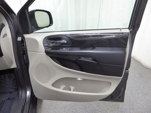 Used 2016 Dodge Grand Caravan SXT image 24