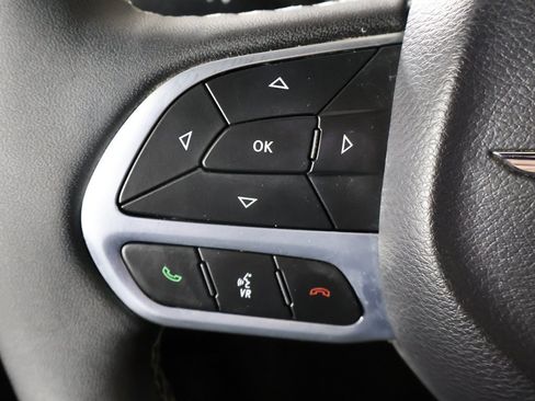 Used 2025 Chrysler Pacifica Select image 38