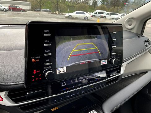 Used 2022 Toyota Sienna Limited image 14