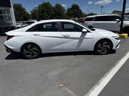 Used 2024 Hyundai Elantra Limited FWD image 2