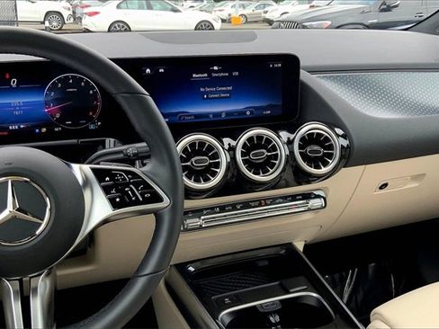 Used 2025 Mercedes-Benz GLA 250 4MATIC image 9