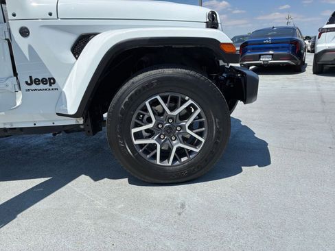 Used 2025 Jeep Wrangler Unlimited Sahara AWD/4WD image 29