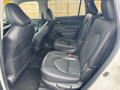 Used 2022 Toyota Highlander XLE image 19