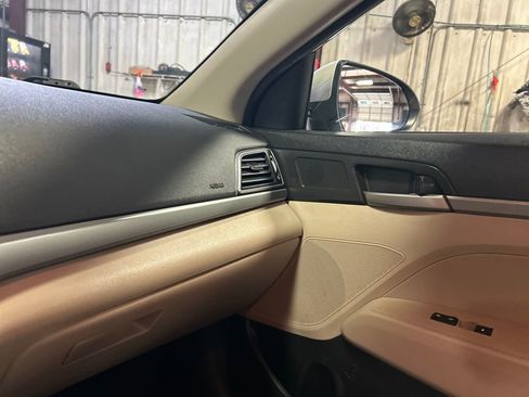 Used 2017 Hyundai Elantra SE image 34