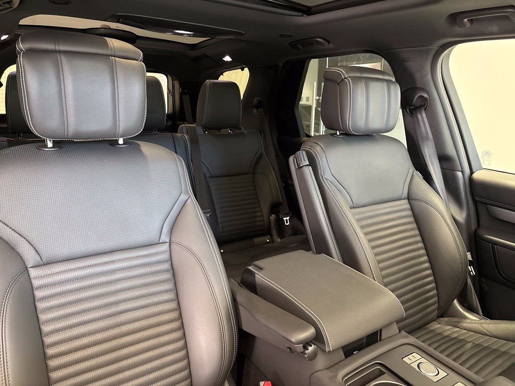 Used 2025 Land Rover Discovery Dynamic SE AWD/4WD image 32