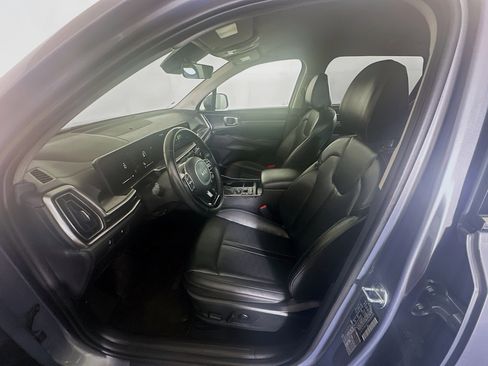 Used 2024 Kia Sorento S image 13