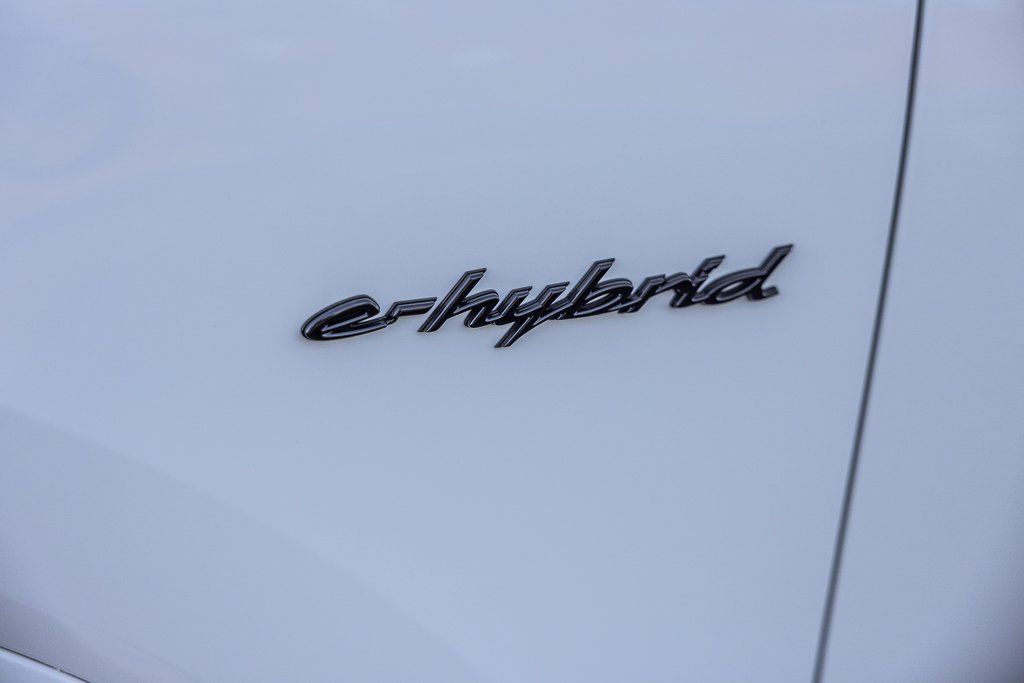 Certified 2025 Porsche Cayenne E-Hybrid AWD/4WD image 26