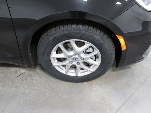 Used 2024 Chrysler Pacifica Touring-L image 58