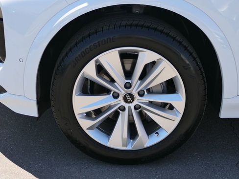 Used 2025 Audi Q6 e-tron Premium image 28