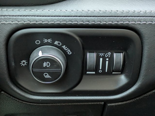 Used 2020 RAM 1500 Limited w/ Black Appearance Package AWD/4WD image 25