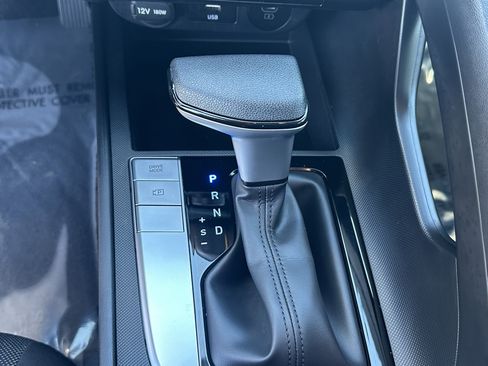 Used 2025 Hyundai Elantra SE image 32
