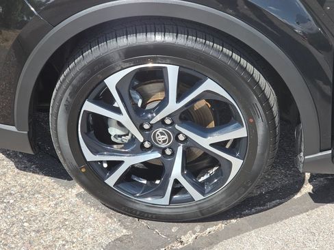 Used 2018 Toyota C-HR XLE FWD image 25