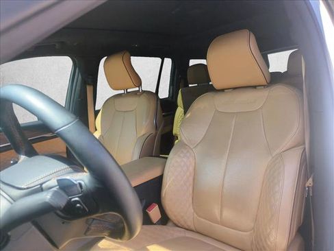 Used 2023 Jeep Grand Cherokee L Summit w/ Luxury Tech Group V AWD/4WD image 17