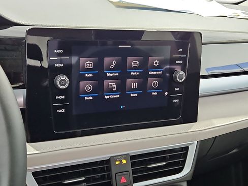 Used 2025 Volkswagen Taos SE FWD image 19