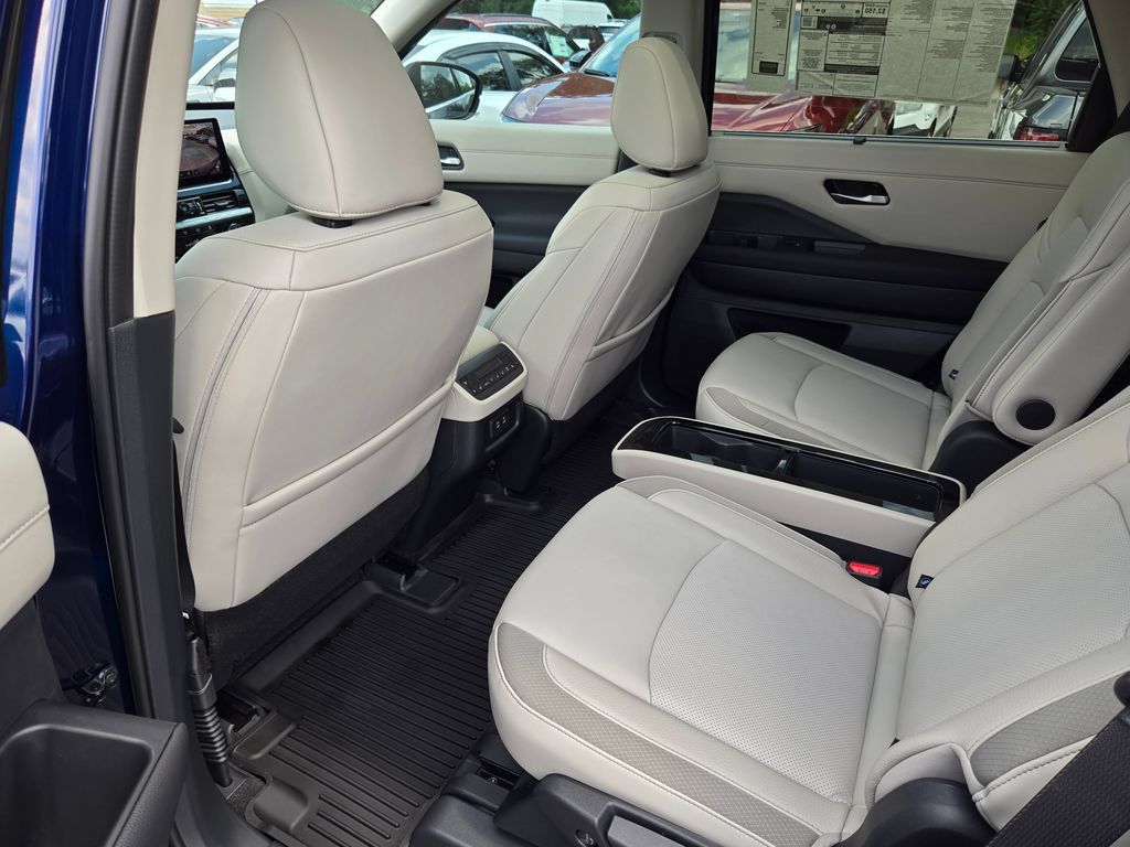 New 2026 Nissan Pathfinder Platinum FWD image 11