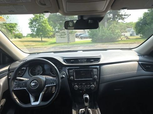 Used 2020 Nissan Rogue SV FWD image 18