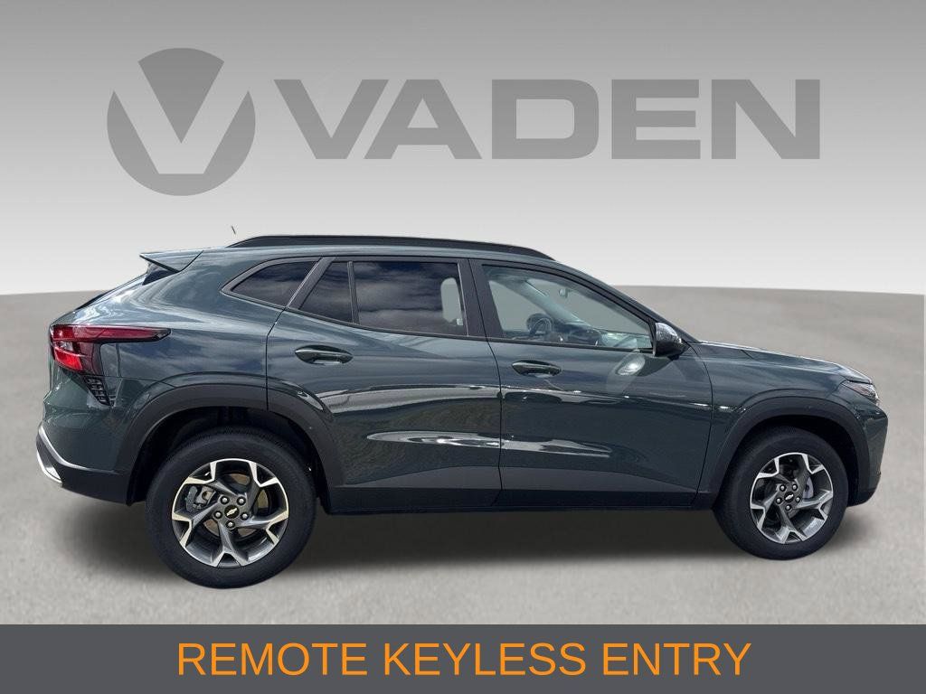 Used 2025 Chevrolet Trax LT FWD image 5