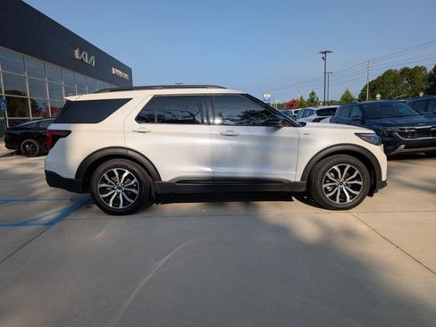 Used 2025 Ford Explorer ST-Line w/ Premium Package RWD image 2