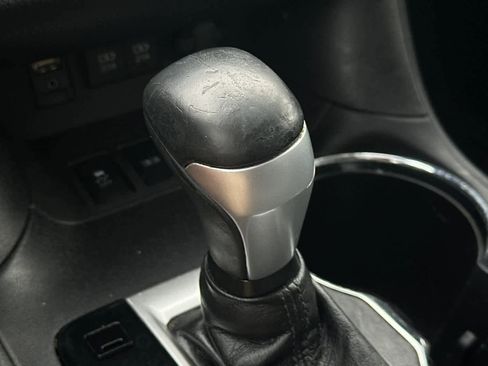 Used 2017 Toyota Highlander SE image 24