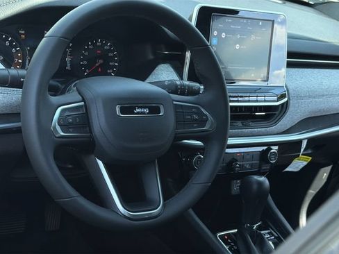 Used 2025 Jeep Compass Latitude AWD/4WD image 18
